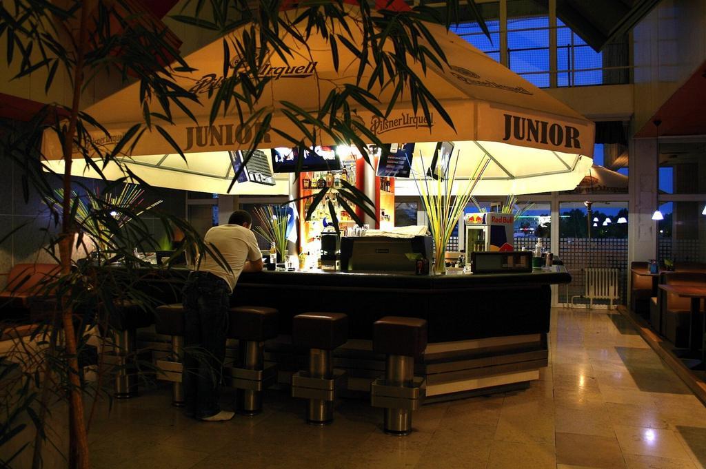 Garni Hotel Junior Bratislava Bagian luar foto