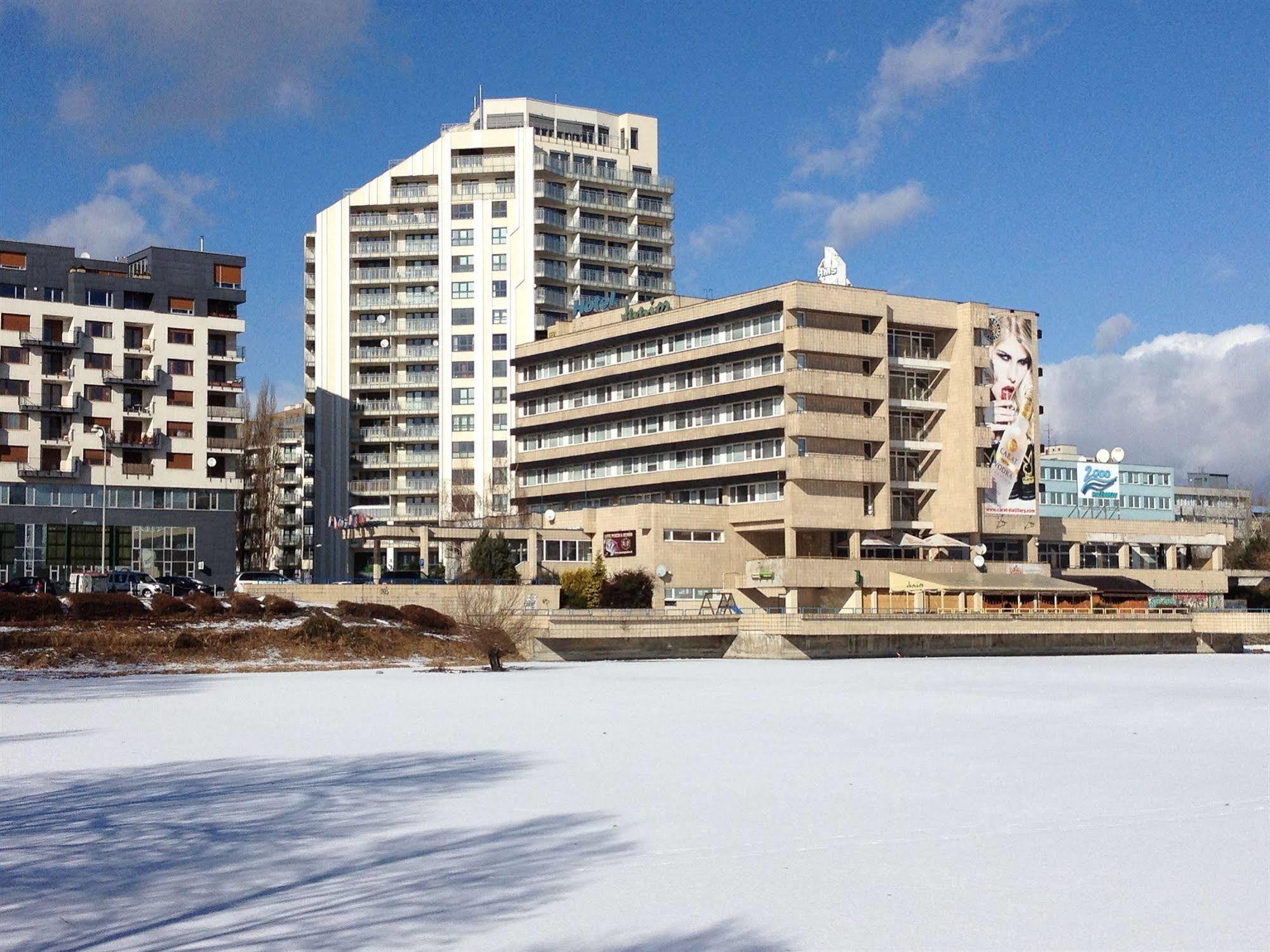 Garni Hotel Junior Bratislava Bagian luar foto