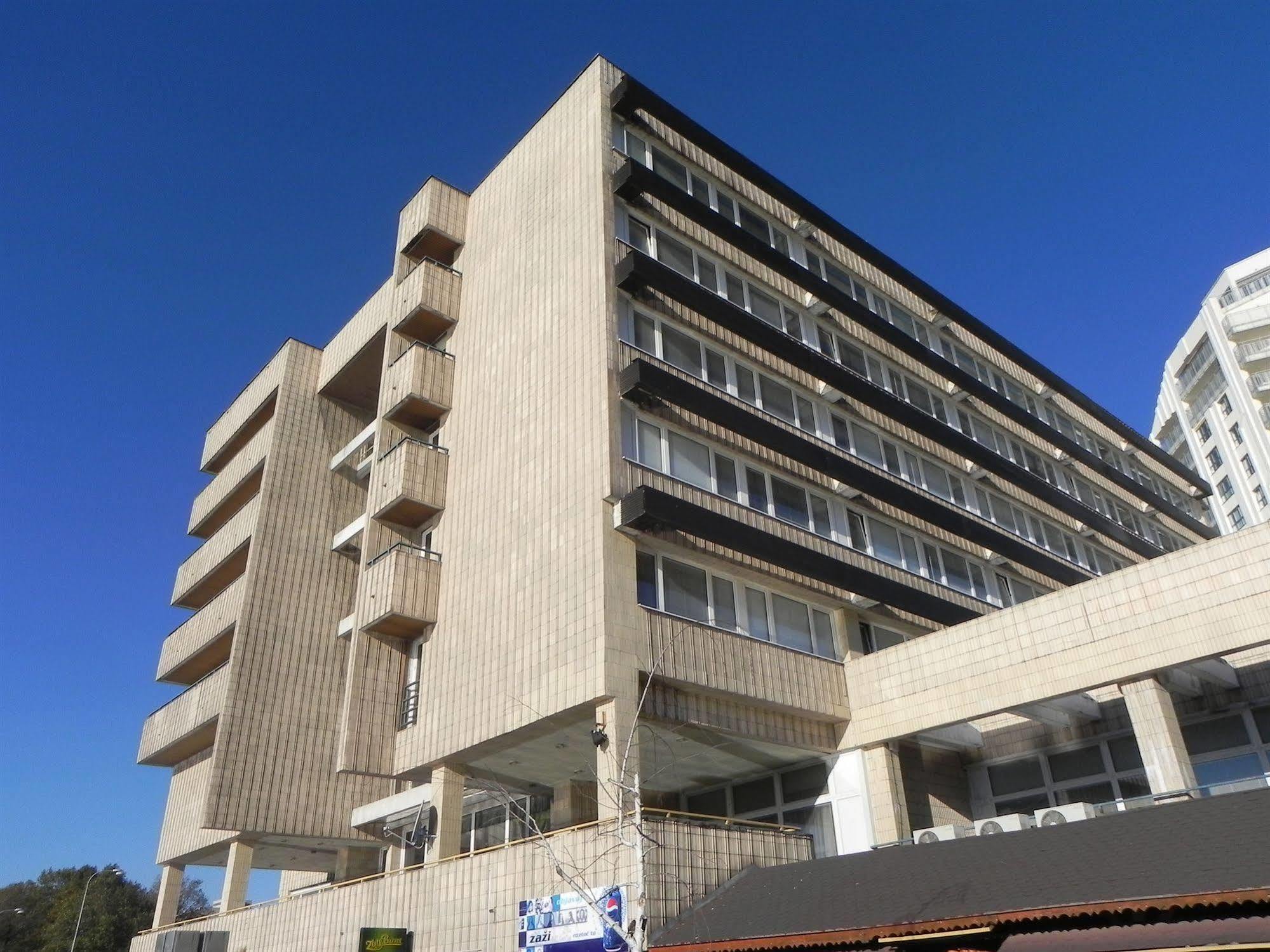 Garni Hotel Junior Bratislava Bagian luar foto