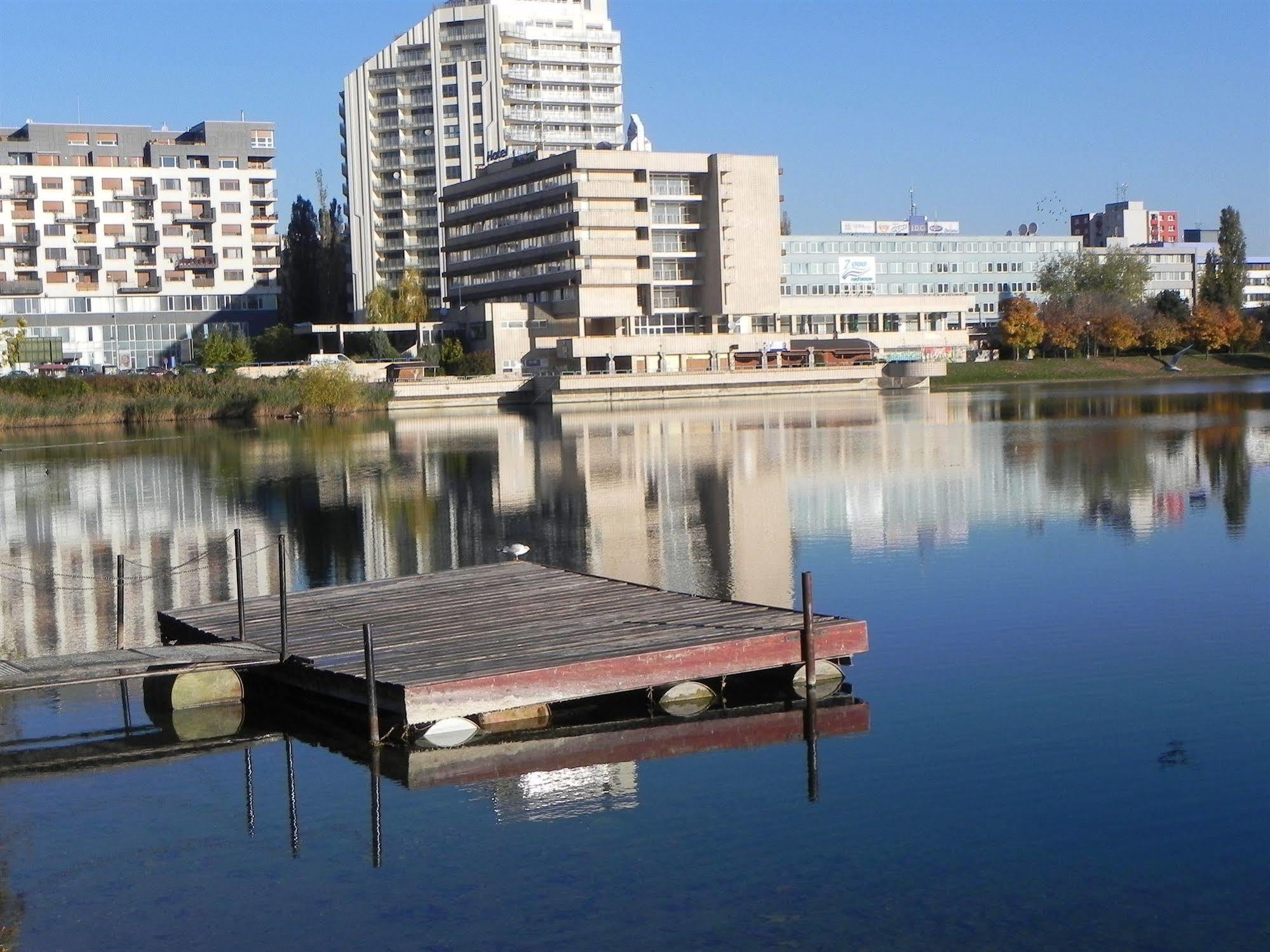 Garni Hotel Junior Bratislava Bagian luar foto