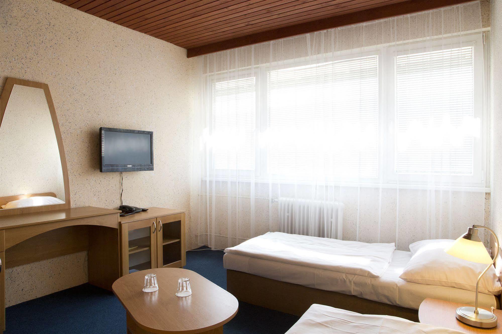 Garni Hotel Junior Bratislava Bagian luar foto
