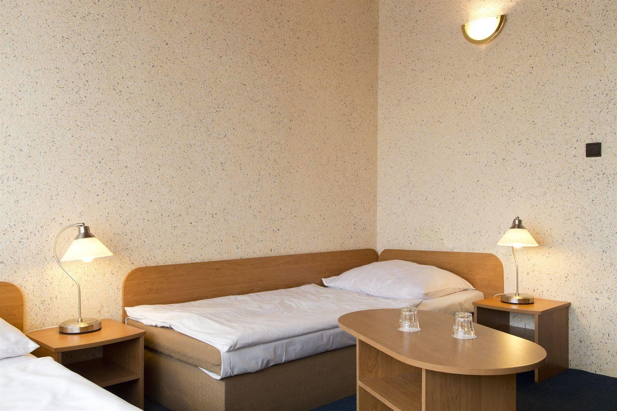 Garni Hotel Junior Bratislava Bagian luar foto