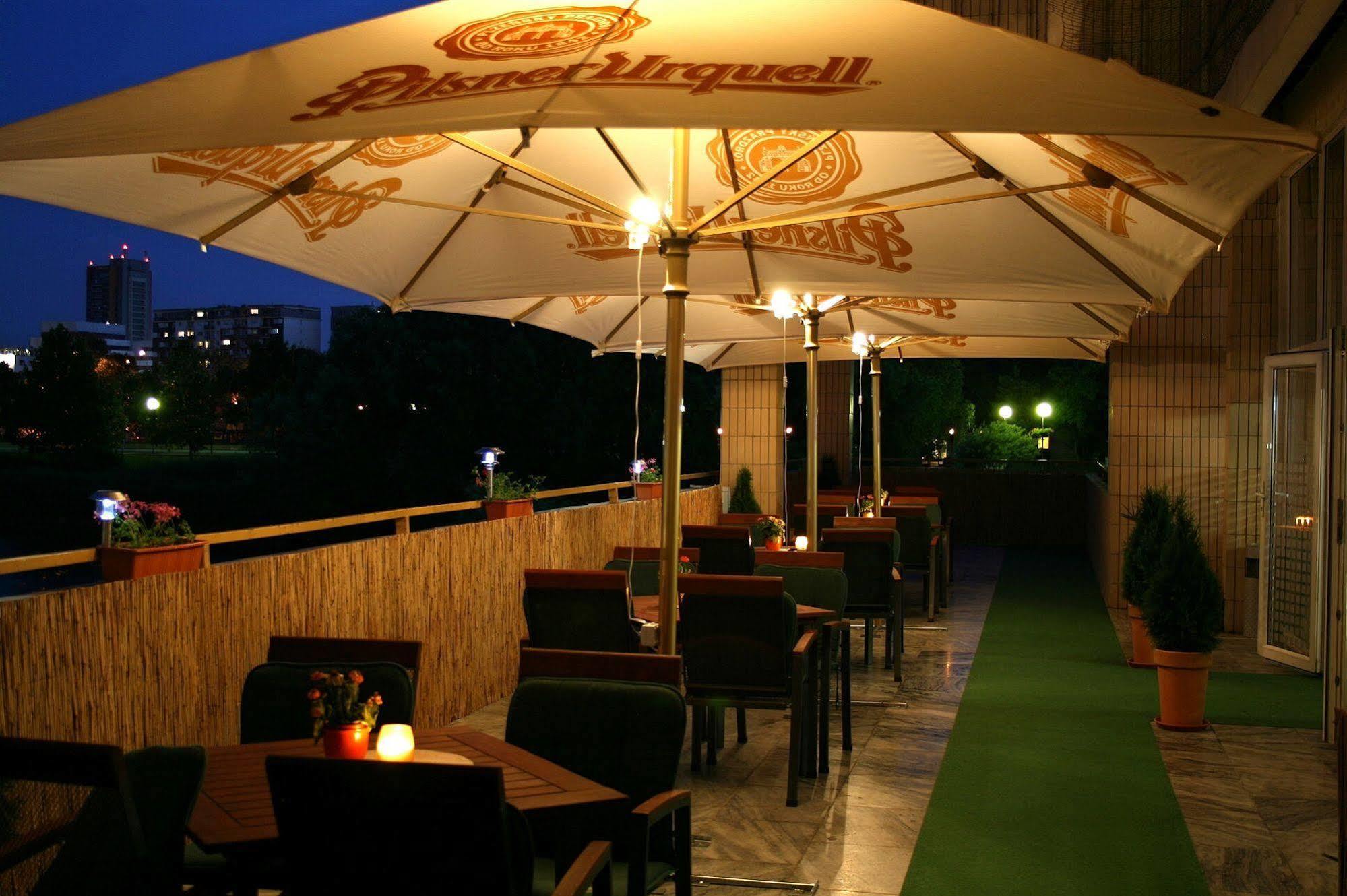 Garni Hotel Junior Bratislava Bagian luar foto