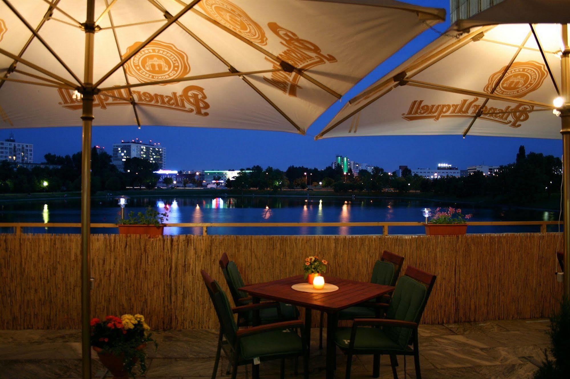 Garni Hotel Junior Bratislava Bagian luar foto