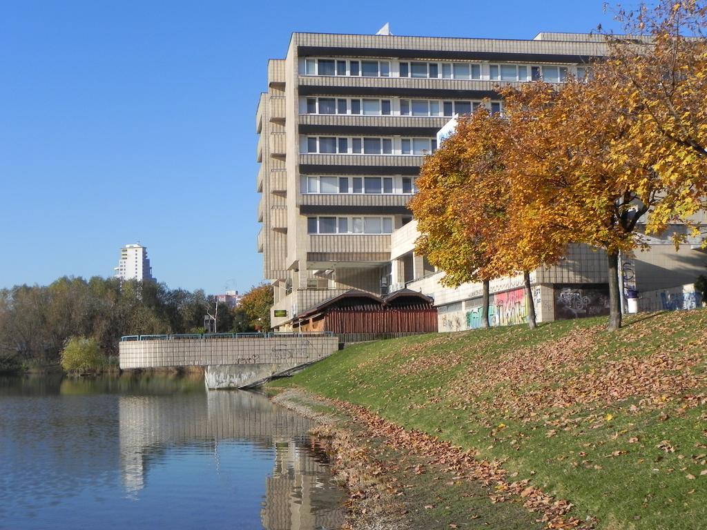 Garni Hotel Junior Bratislava Bagian luar foto