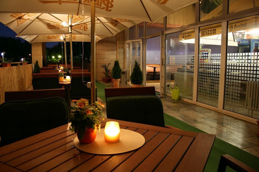 Garni Hotel Junior Bratislava Bagian luar foto